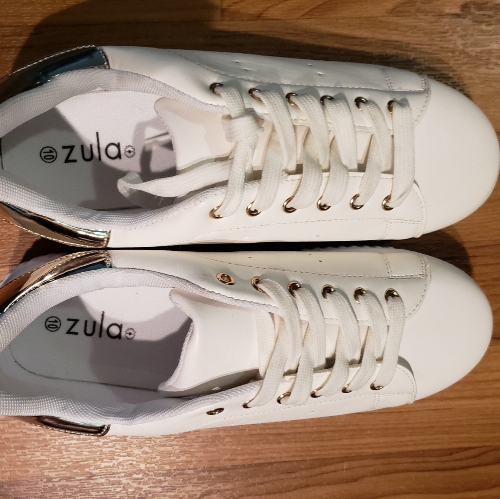 💠3FOR$30💠Zula's Silver Cray Sneakers New!